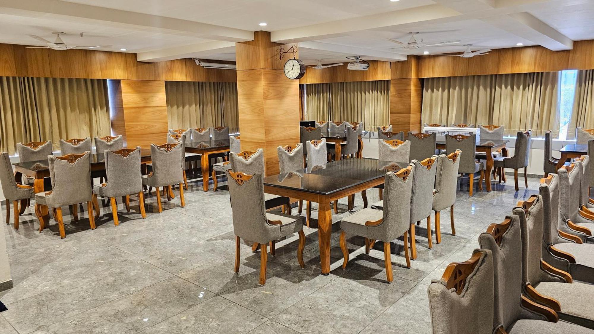 Rds Hotel Ahmedabad Luaran gambar